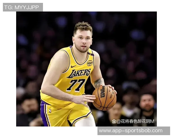 小里与东契奇的默契搭档雷迪克谈勒布朗缺阵的影响与应对策略 小里与东契奇的默契搭档雷迪克谈勒布朗缺阵的影响与应对策略